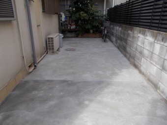 玄関ドアとタイルを変えてスタイリッシュな玄関まわりに 玄関ドアとタイルを変えてスタイリッシュな玄関まわりに